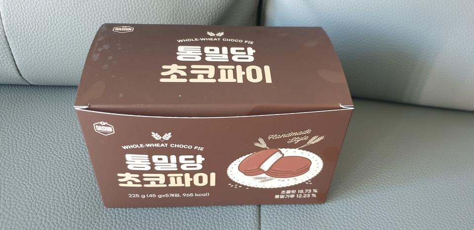 가격이 비싸기는 하지만 초코파이라고 해서 달줄 알았는데 하나도 달지 않아요~~ 달지 않고 맛있는 간식을 ...
