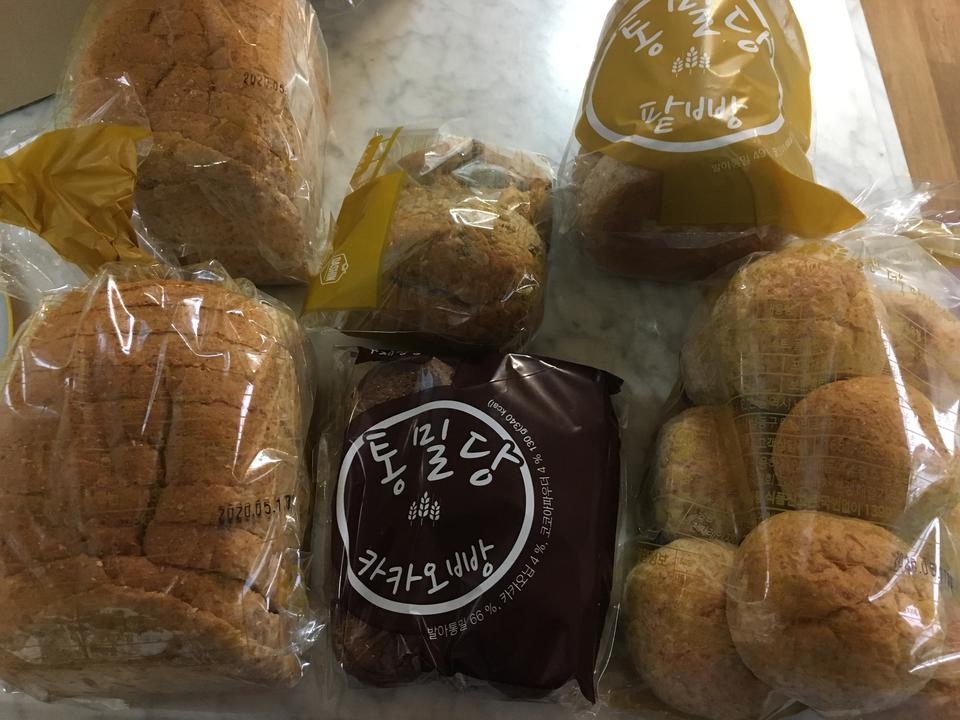 부모님드릴려고 팥빵샀는데~ 택배받자마자 아빠가 맛있다면서 연달아 두개드시네요 ㅋㅋ 
저도 살짝 맛보니 ...