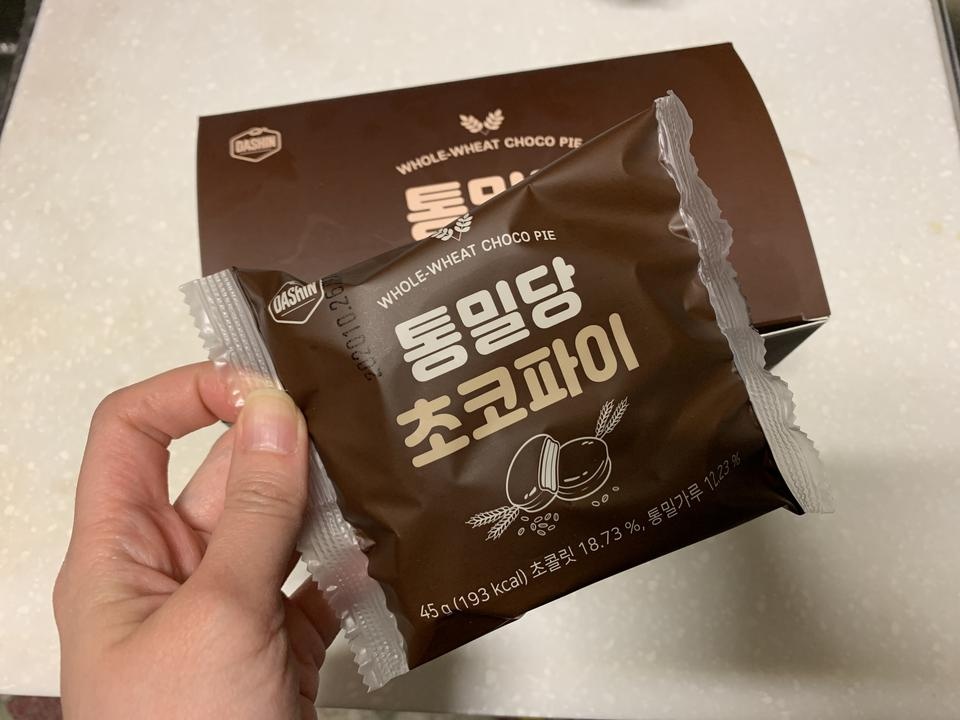 통밀이라 그런지 초코파이 만큼 부드럽진 않고 살짝 쫄깃한 감이 있어요. 그리구 크림이나 초코 다 달지 않...