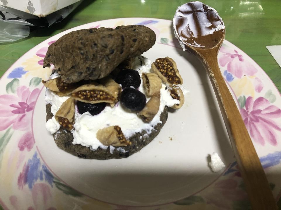 다신샵 빵에 그릭요거트 한 수저+냉동 블루베리+건무화과 잘게 잘라서 아침에 먹었어요 다이어트중이라 그런...