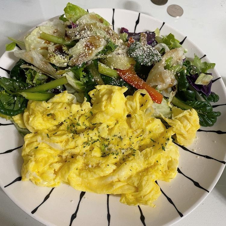 스크램블하고 치즈가루 올려 먹으면
포만감도 좋고 맛있어요
야채도 싱싱하고 오래가서 여기서만 먹어요