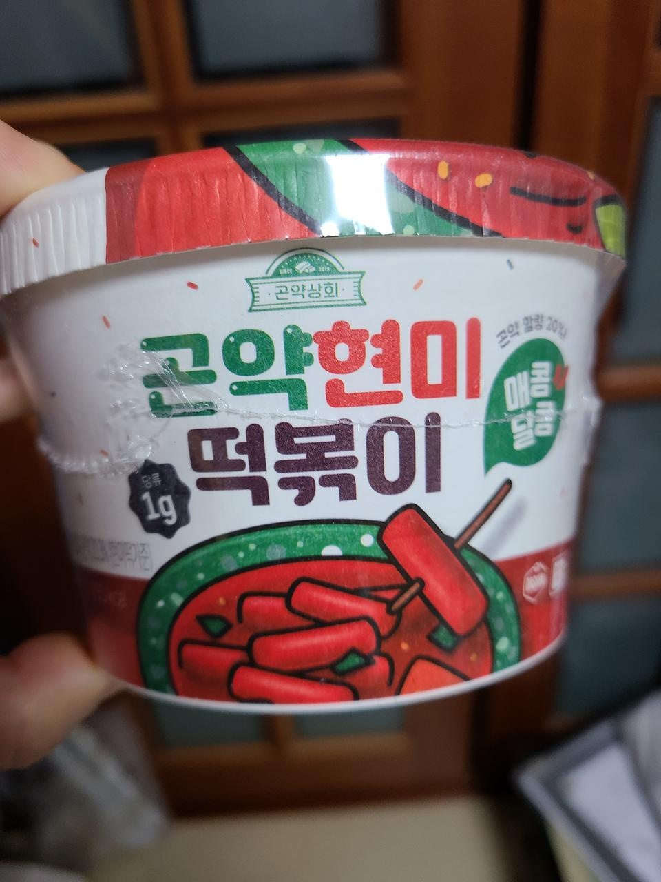 매운걸 잘 못먹는데 적당히 매콤달콤~저한텐 최고의 맛입니다. 전자랜지에 돌렸을 때 현미떡이 약간 딱딱한...