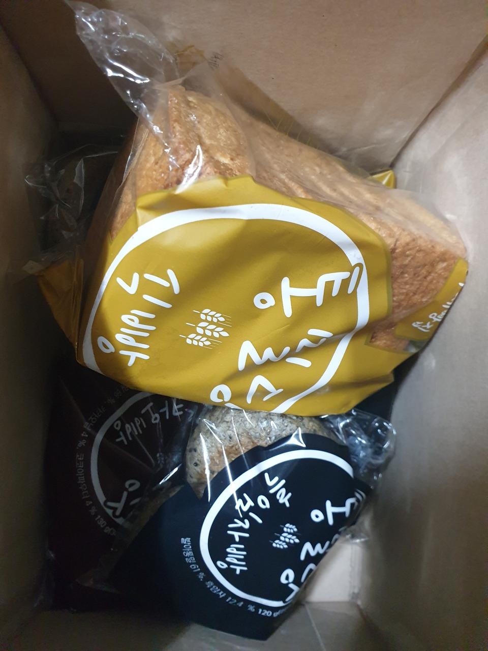 배송 오자마자 식빵이랑 흑임자빵으로 샌드위치 만들었어요! 흑임자빵은 동글동글 해서 베이글 느낌이라 베...