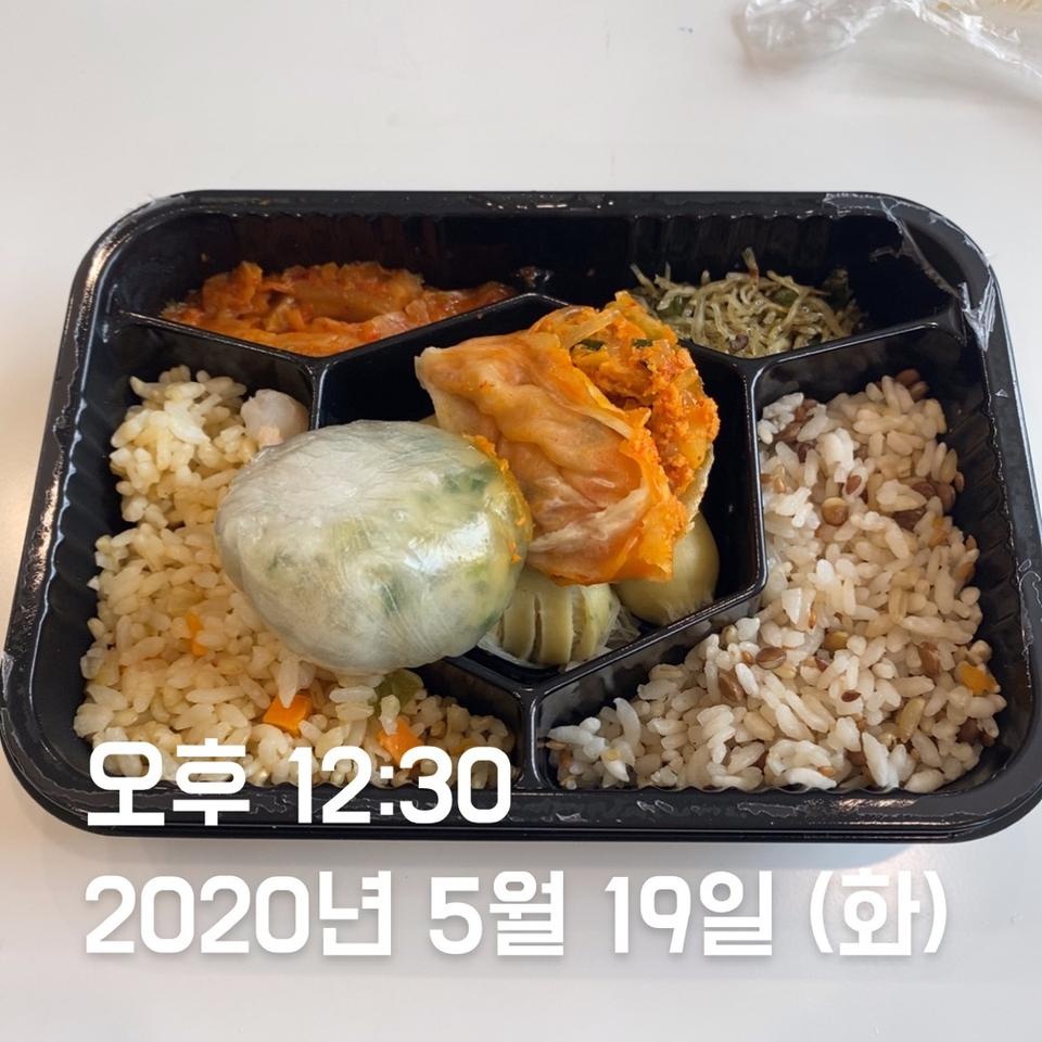 메뉴구성이 12가지 다 다르구 매번 새로운 반찬? 메뉴를 먹을 수 있어서 신선한 것 같아요 ! 밥도 두 종류로...