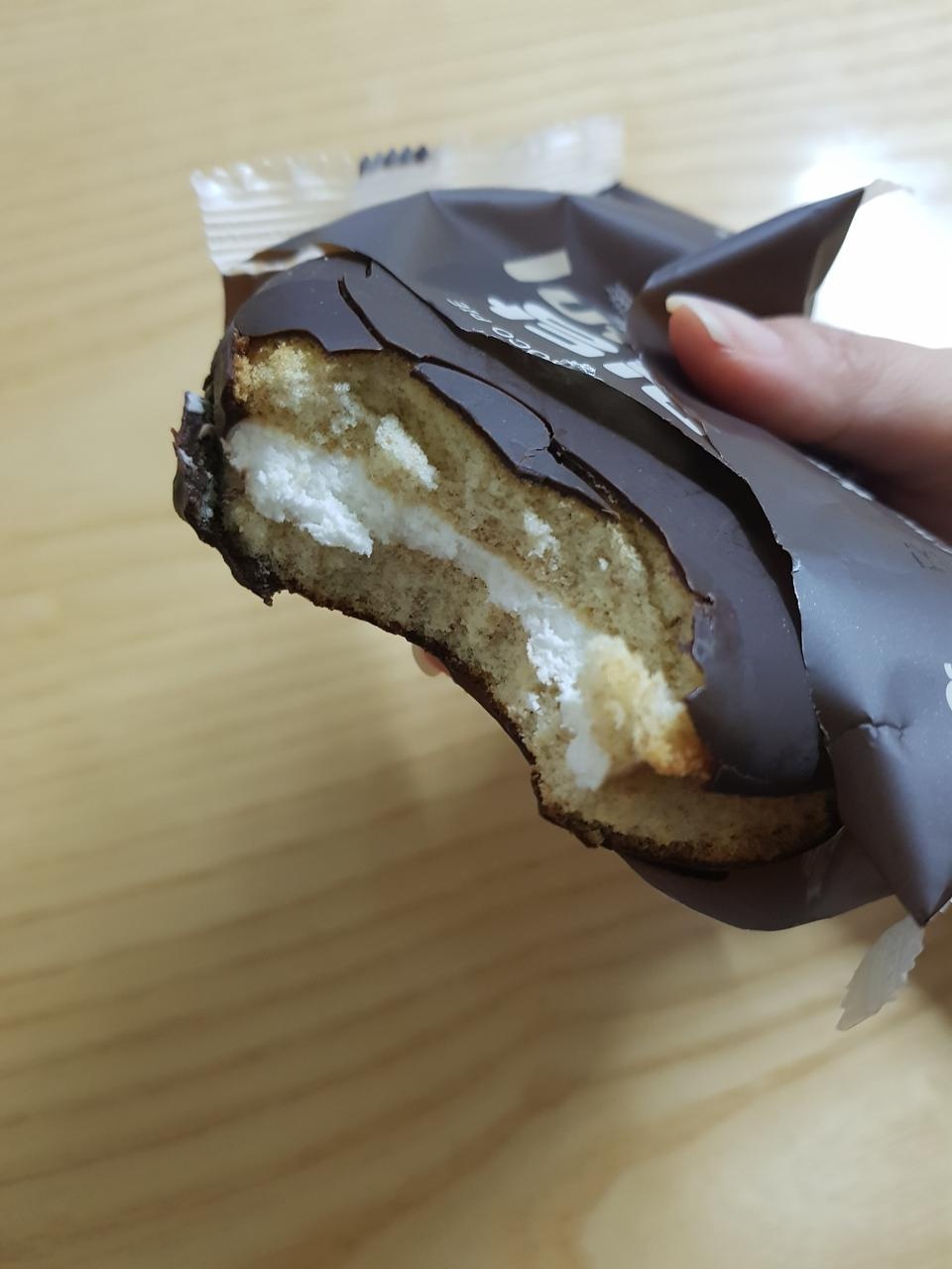 몽쉘이랑 비슷하단 후기보고 주문했는데 몽쉘과 초코파이를 섞어놓은듯한 맛이네요. 크림은 몽쉘과 흡사합...