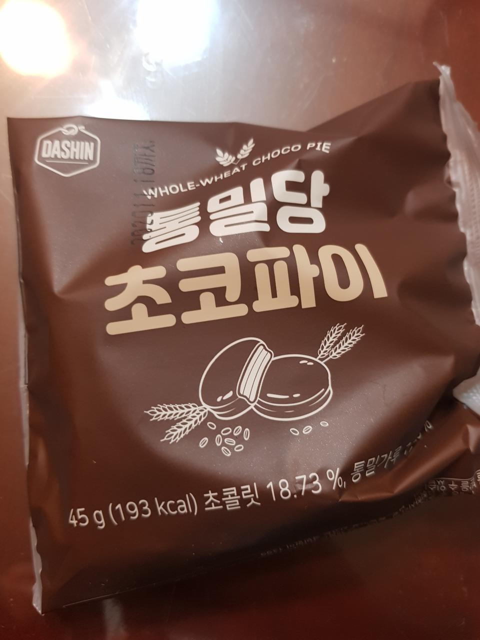 초코맛괜찮은데 좀 얇아요 두꺼우면 당이 많아져서 그런골까요.  부드러운맛이에요. 맛없으면오쪼나햤는데 ...