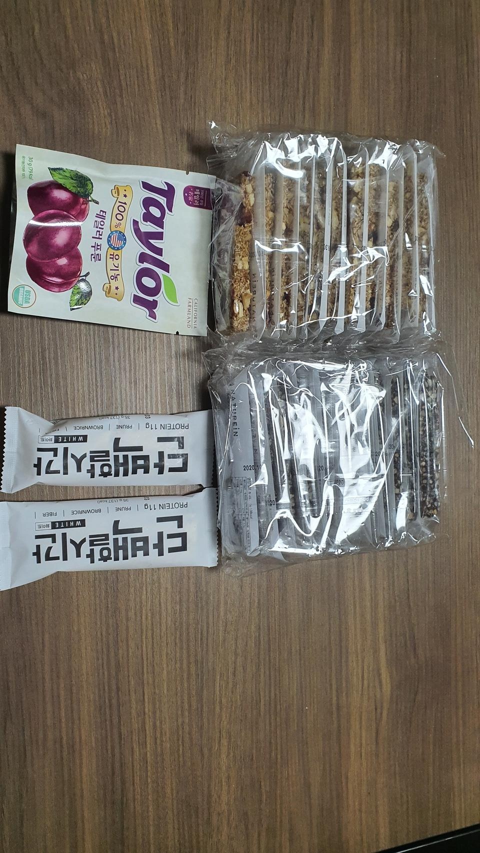 닭가슴살을 갈아서 견과류바를 만든느낌?
맛도그럭저럭맛잇어요