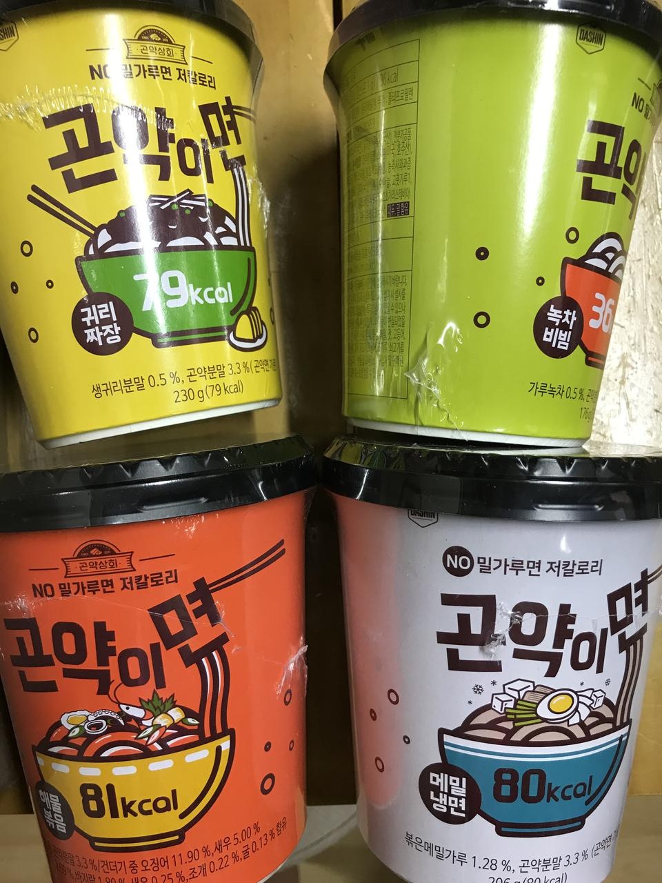아직 곤약면은 못 뜯어봤네요. 넘 묵직해서 깜짝 놀랐어요. 내용물 너무 궁금해요. 닭가슴살 먹다가 질리면 ...