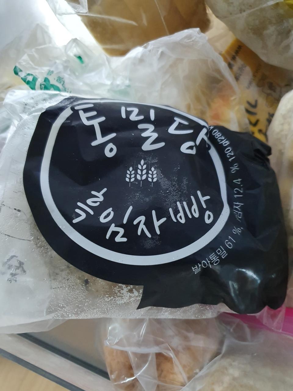흑임자빵은 첨이예요
맛있겠죠 ㅋㅋㅋ
건강생각해서 먹어요