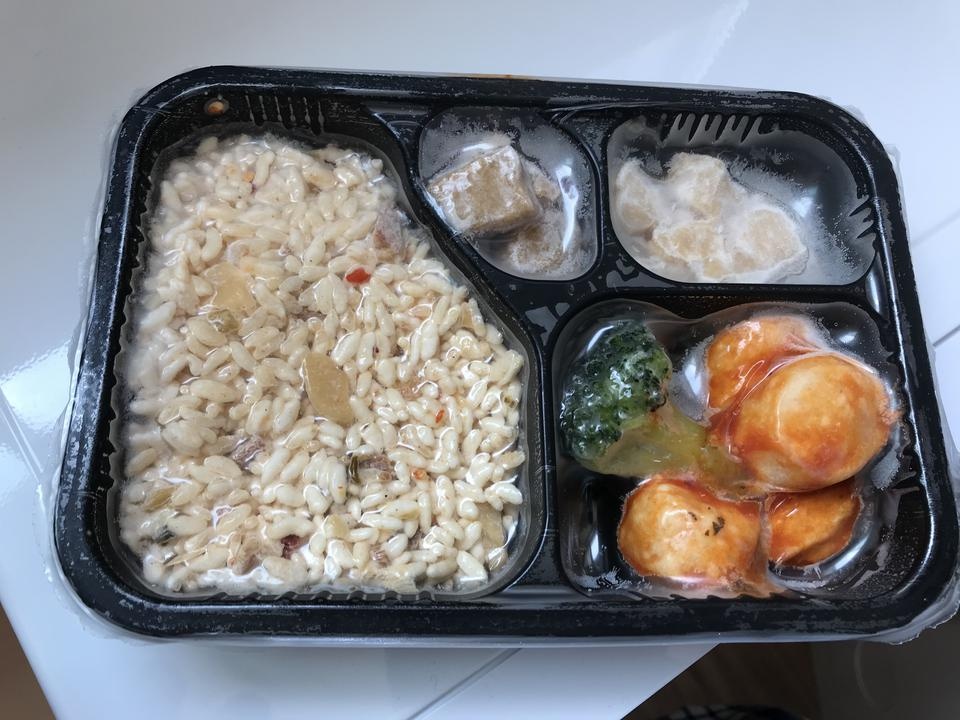 오늘 처음 먹고있는데, 너무 맛있어요! 하지만 배가 하나도 안불러요 ㅠ 두개 먹게 생겼어요 ㅠ 엄청 편하고...