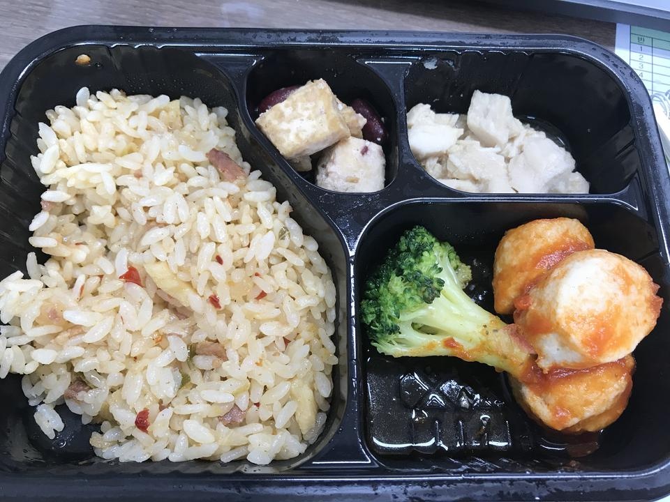 오늘 처음 먹고있는데, 너무 맛있어요! 하지만 배가 하나도 안불러요 ㅠ 두개 먹게 생겼어요 ㅠ 엄청 편하고...