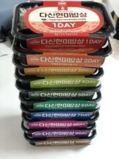 세번째 재구매합니다.  맛이 거의 비슷해서 질릴때도 있지만... 두가지 밥이 들어 있는 경우도 있어서 잘 먹...