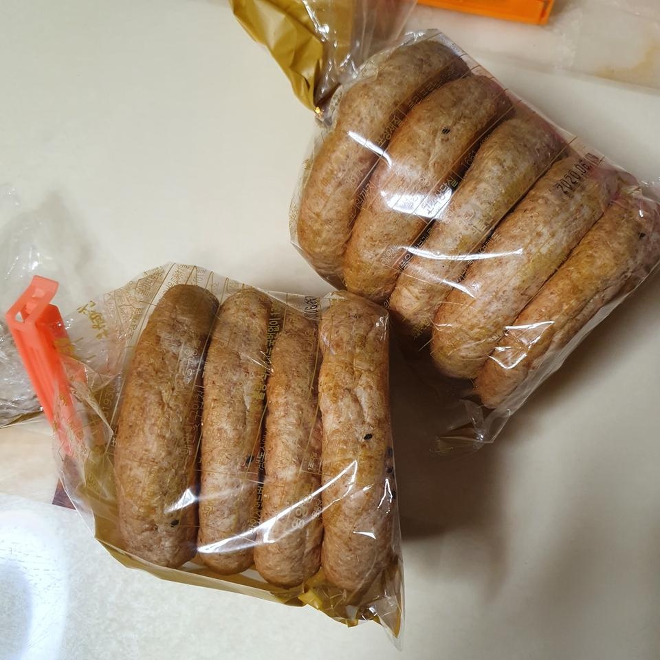 가족들이 빵을좋아해서 식빵시킬때 한번씩 같이 구매하고있어요ㅎㅎ일반 단팥빵보다는 부드러운맛?이 덜하지...