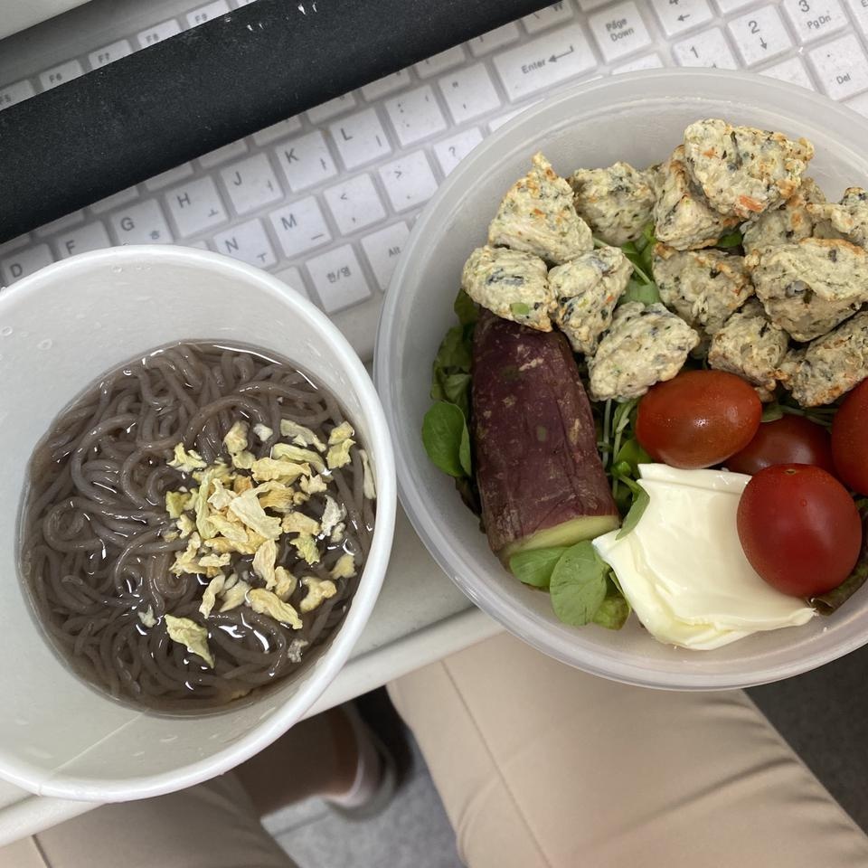 우동맛보단 냉면이네요! 면은 찬물에 세번정도 꼭 행궈드세요!