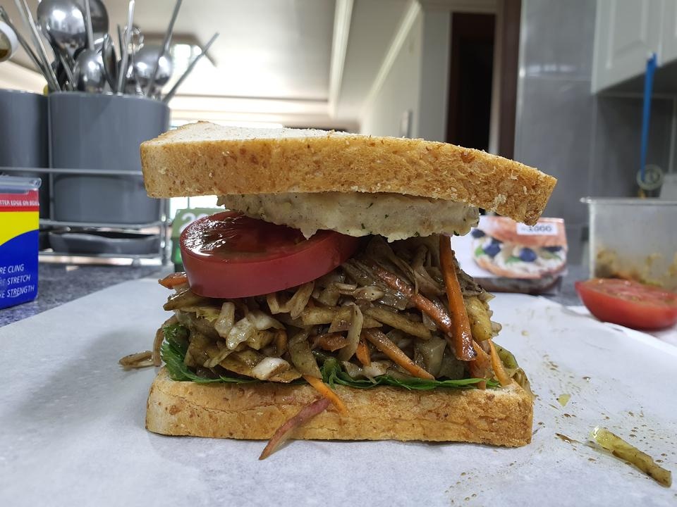 사이즈가작은 식빵이지만
샌드위치 만드는데 문제없네요~^^
고소하고맛이 좋네요.