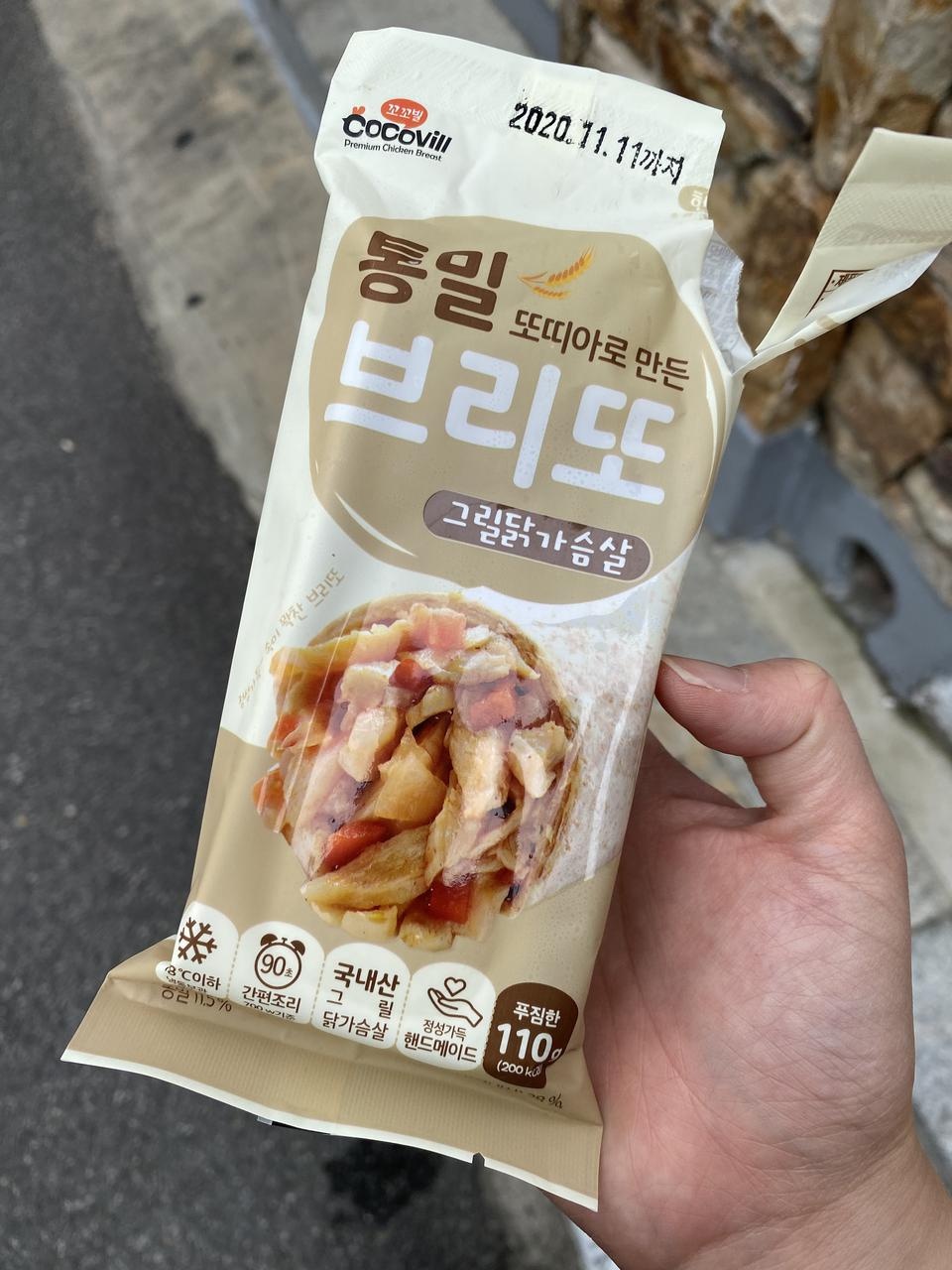 딱 닭가슴살 브리또 맛이에요.
약간 싱거운 고추참치맛 나요~ 닭고기라서 확실히 약간 퍽퍽한듯한 느낌이긴 ...