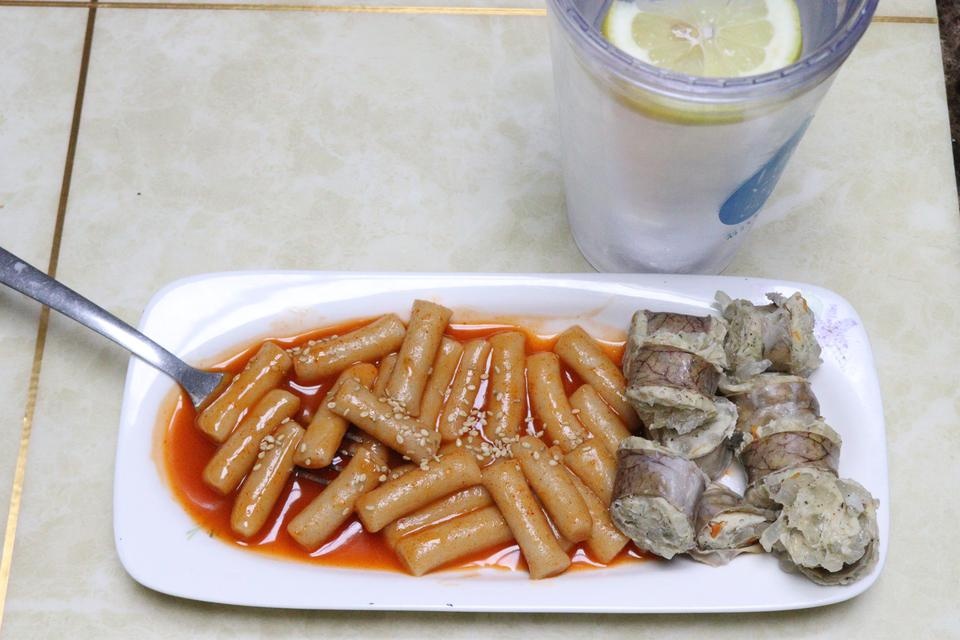 그토록 먹고싶었던 떡볶이를 먹어요. 
그렇게 안싱겁고 적당한 간이네요. 
담번엔 만두도 시켜야겠어요