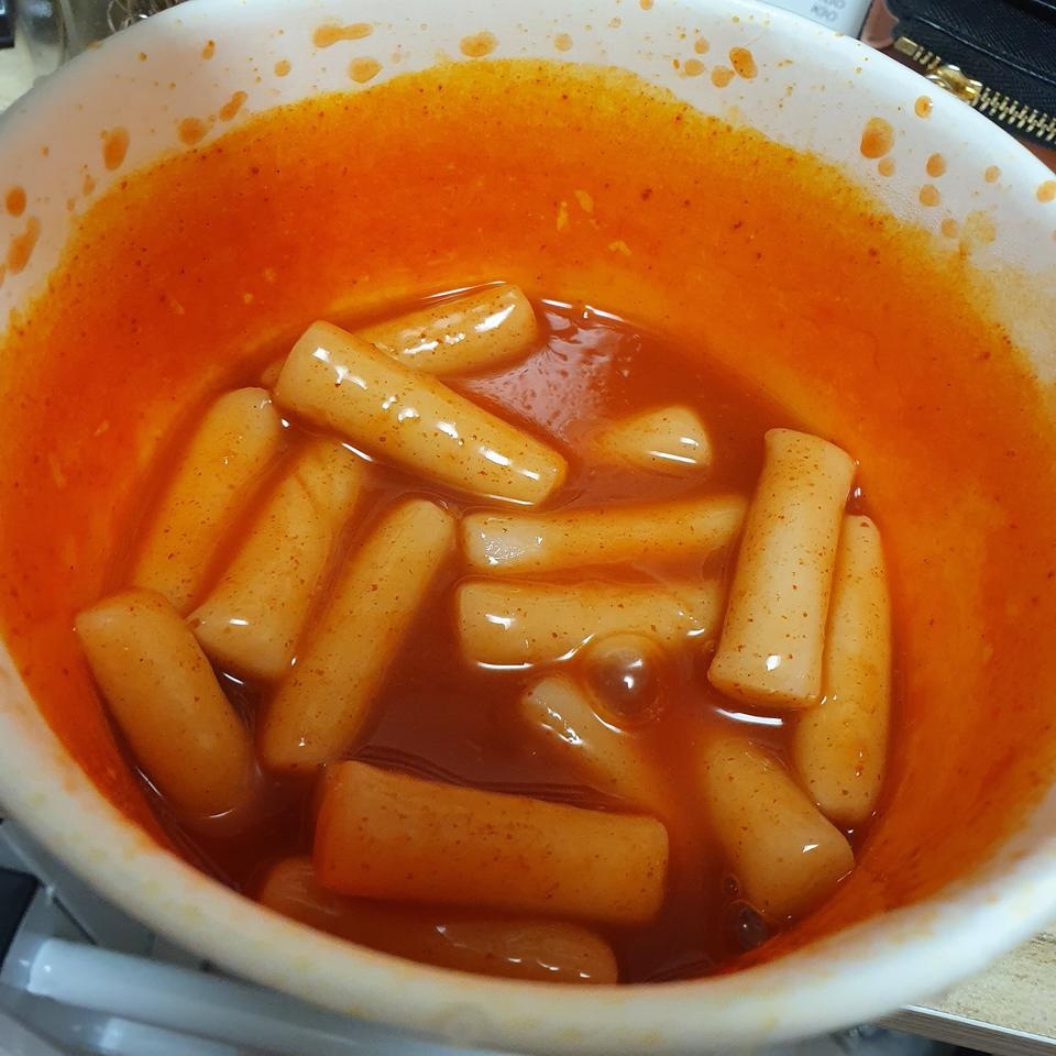 이거 진짜 맛있어요ㅠㅠ!! 제 입에는 일반 편의점 떡볶이보다 먹기 좋았어요 계란이랑 먹으면 엄청 굿,, 떡...