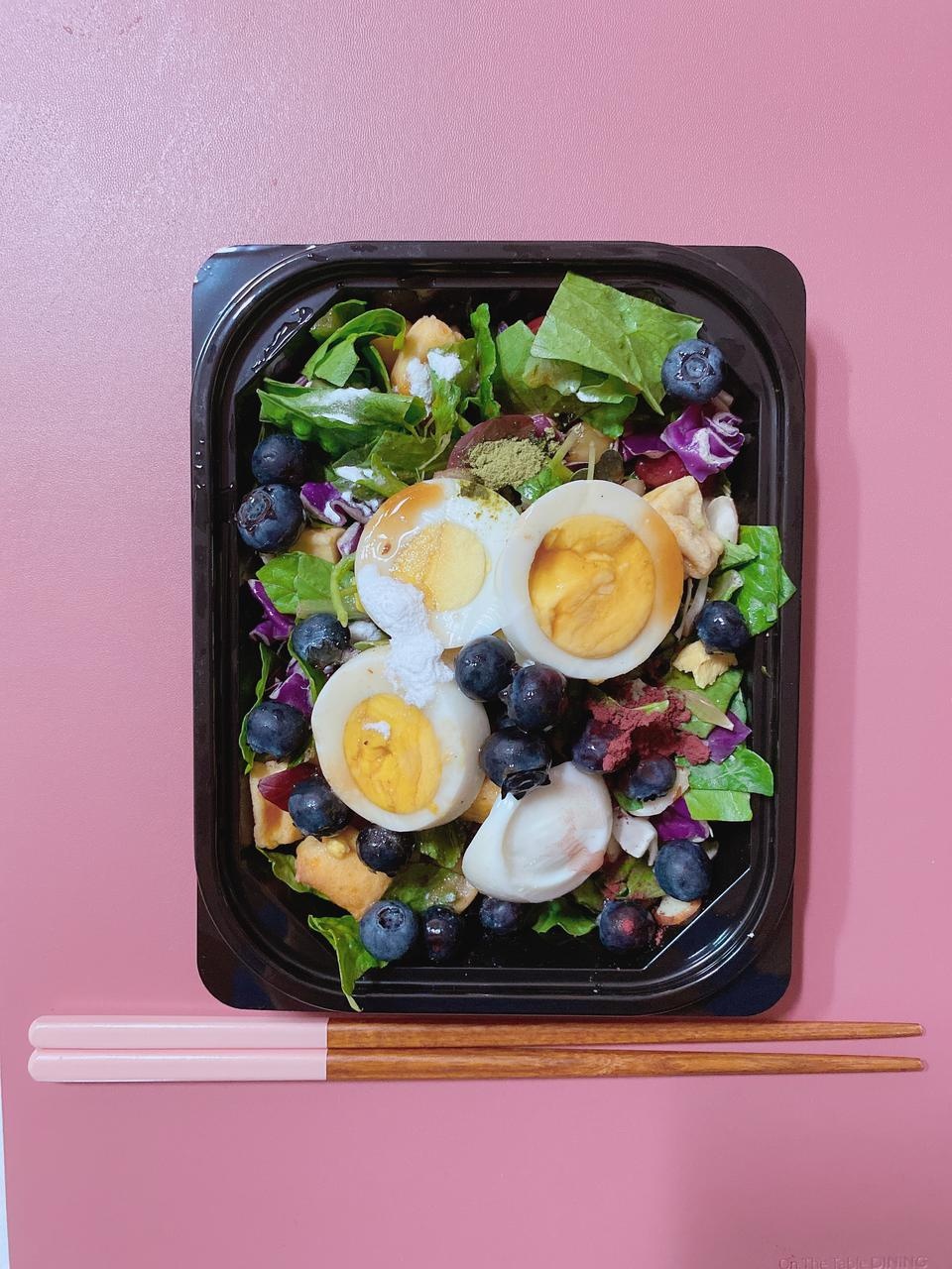 아 무지 맛있어요. 전 일단 두부샐러드 먹었어요. 단백질이 부족할 듯하여 삶은 계란 하나 더 넣고요~ 그런...