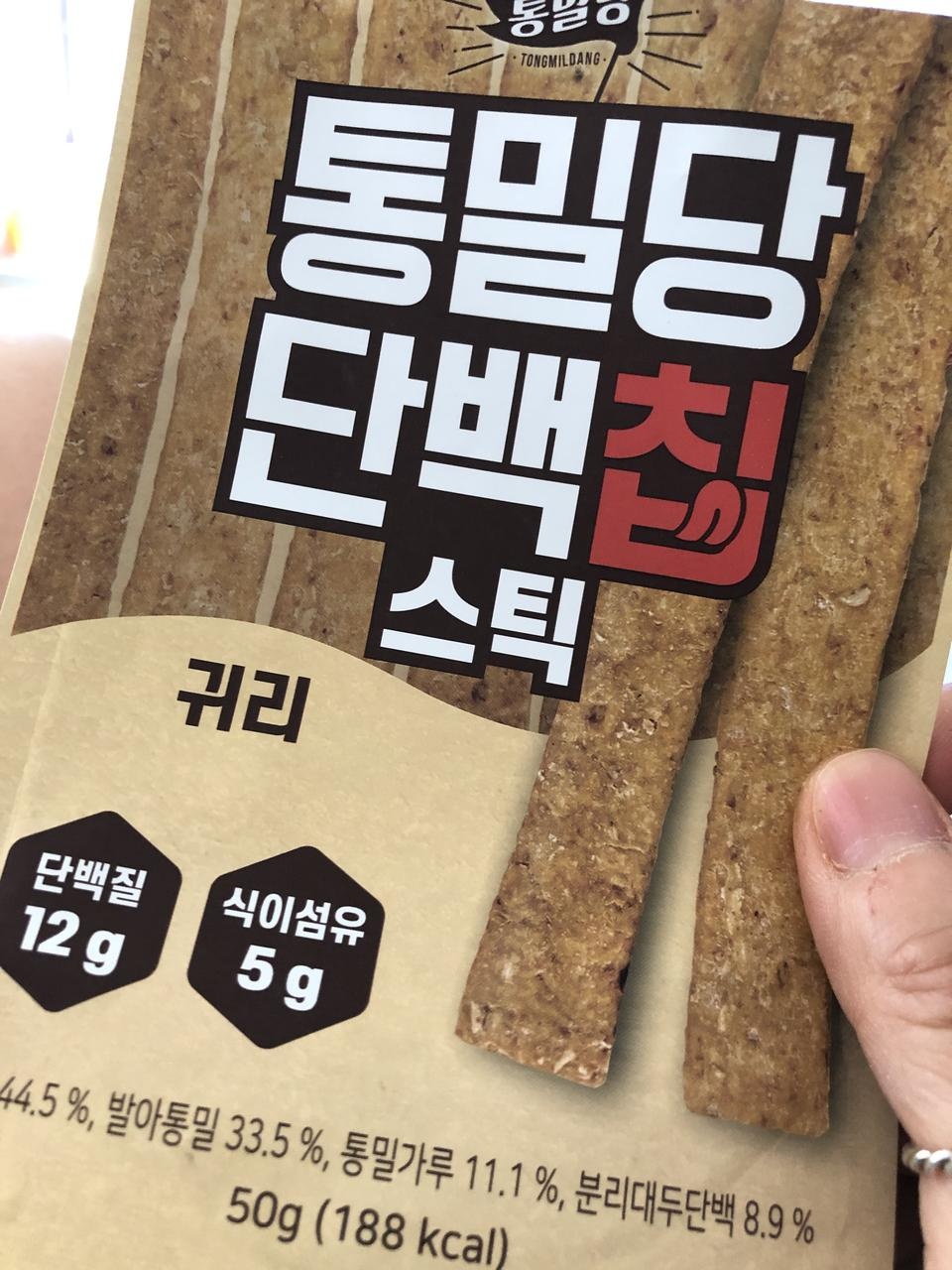 맛있어요. 평소 스틱타입 과자를 좋아하는 지라 호기심에 구입했는데 앉은 자리에서 2개를 한번에 먹어치울 ...