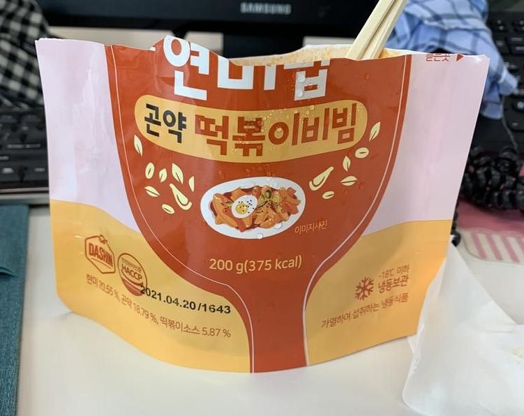 간단히 먹을수 있어서 좋아요. 하지만 양이 적네요 ㅠㅠ
떡복이맛은 별루 안나서 조금 아쉽어요