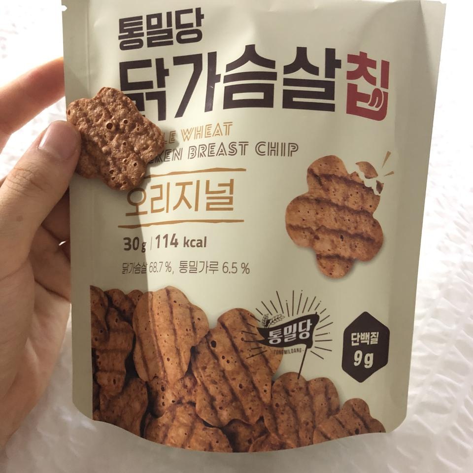 군것질이 너무 하고싶어서 고민하다가 닭가슴살칩을 처음 사봤어요
한입먹자마자 감탄했네요ㅋㅋㅋ 생각보다...