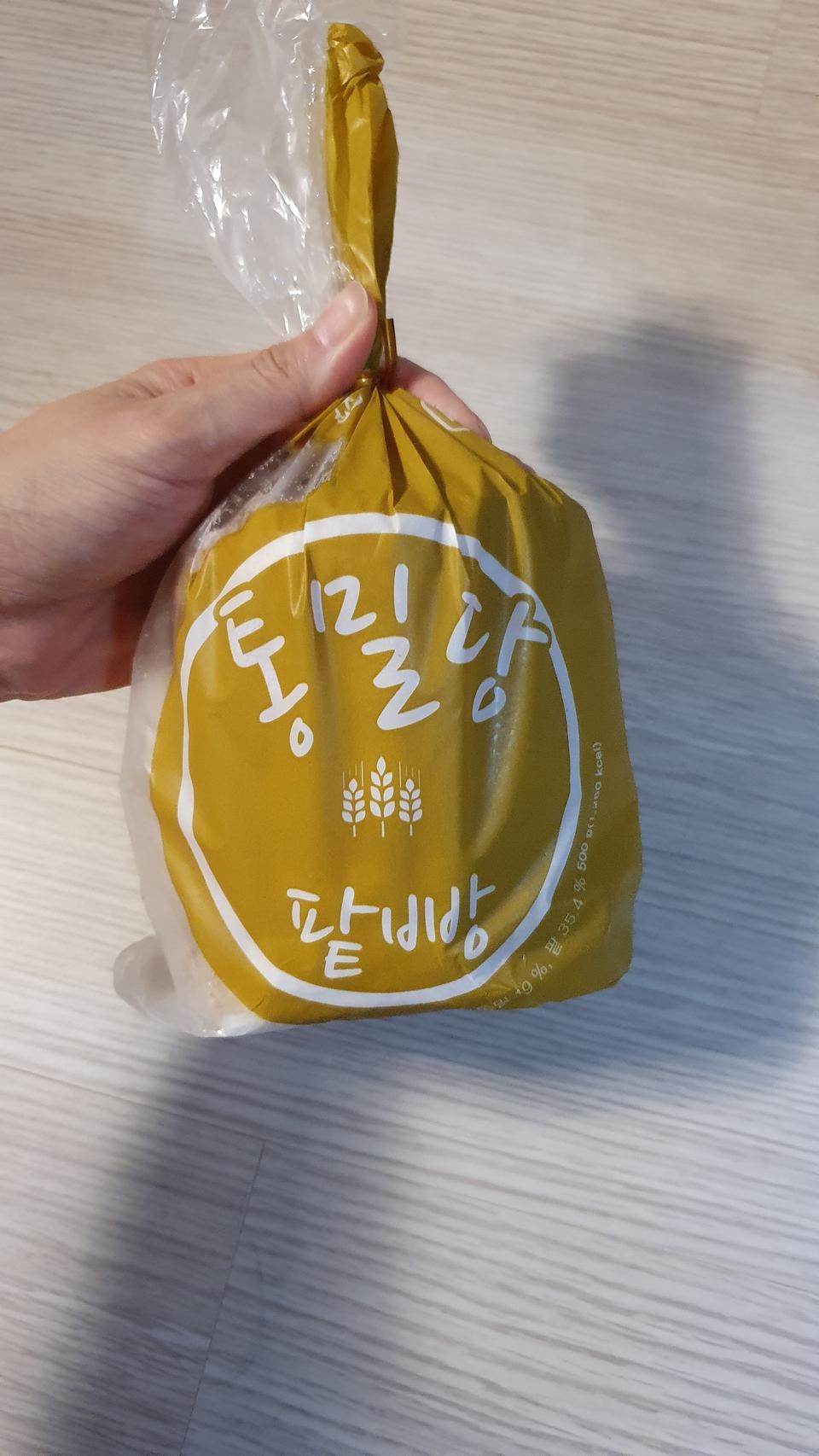 아직 식빵만먹어봤는데 냉동했다 자연해동해도 맛좋아요