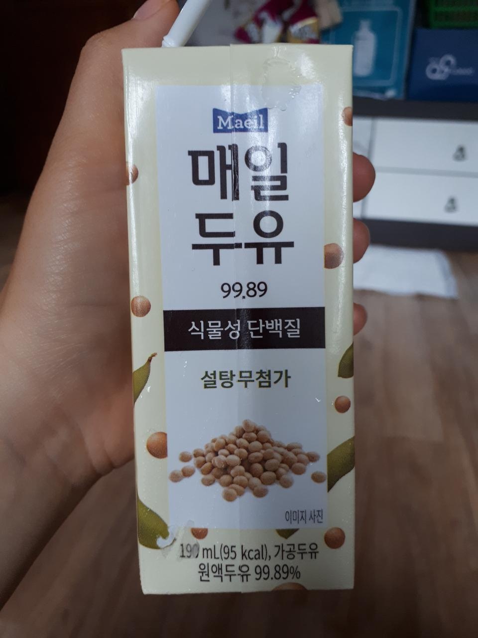 담백해요! 정말 설탕 하나도 안 들어간 느낌! 콩국수 국물 마시는 느낌이예요. 다이어트 안할때 호기심에 사...
