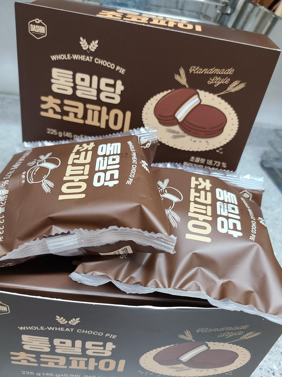 단걸 무지 좋아해서 걱정이 많았는데 어차피 먹을거 건강한걸 먹자해서 구입 했어요 맛은 오리지널 초코파이...
