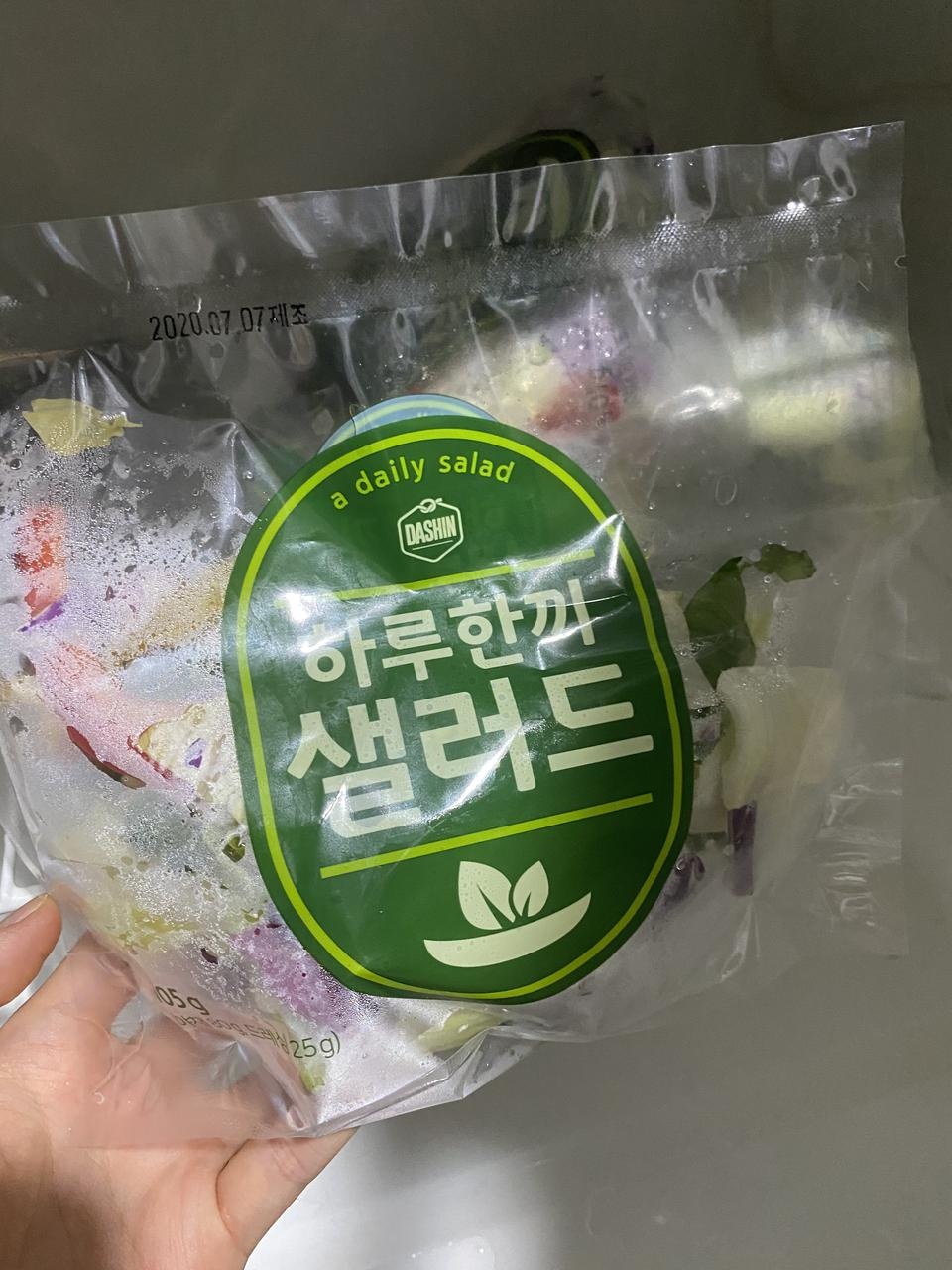 샐러드도 맛있는데 동봉된 오리엔탈 소스가 정말 맛있어요.....바닥에 깔린 거 충동적으로 후루룩 마실뻔했...