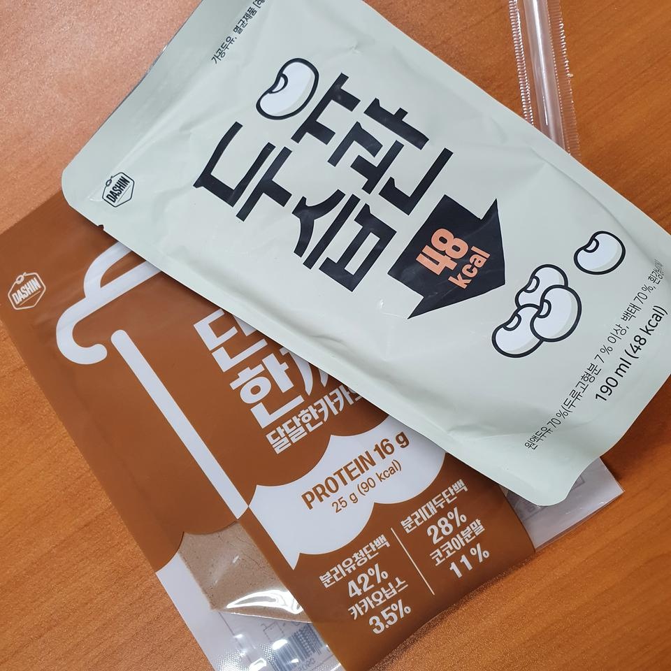 두유습관은 단독으로 먹으면 단 맛이 정말 1도 없어요!  생각보다 단백질 특유의 텁텁한 맛?이 많이 나요!
