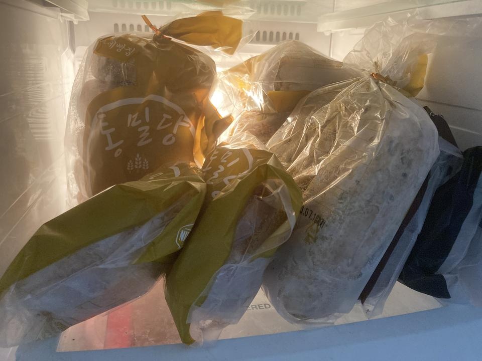 냉동실에 보관해놓고 아침마다 오븐에 살짝 구워 먹으면 정말 맛있어요. 통밀 냄새 어메이징. 또 사먹을거예...