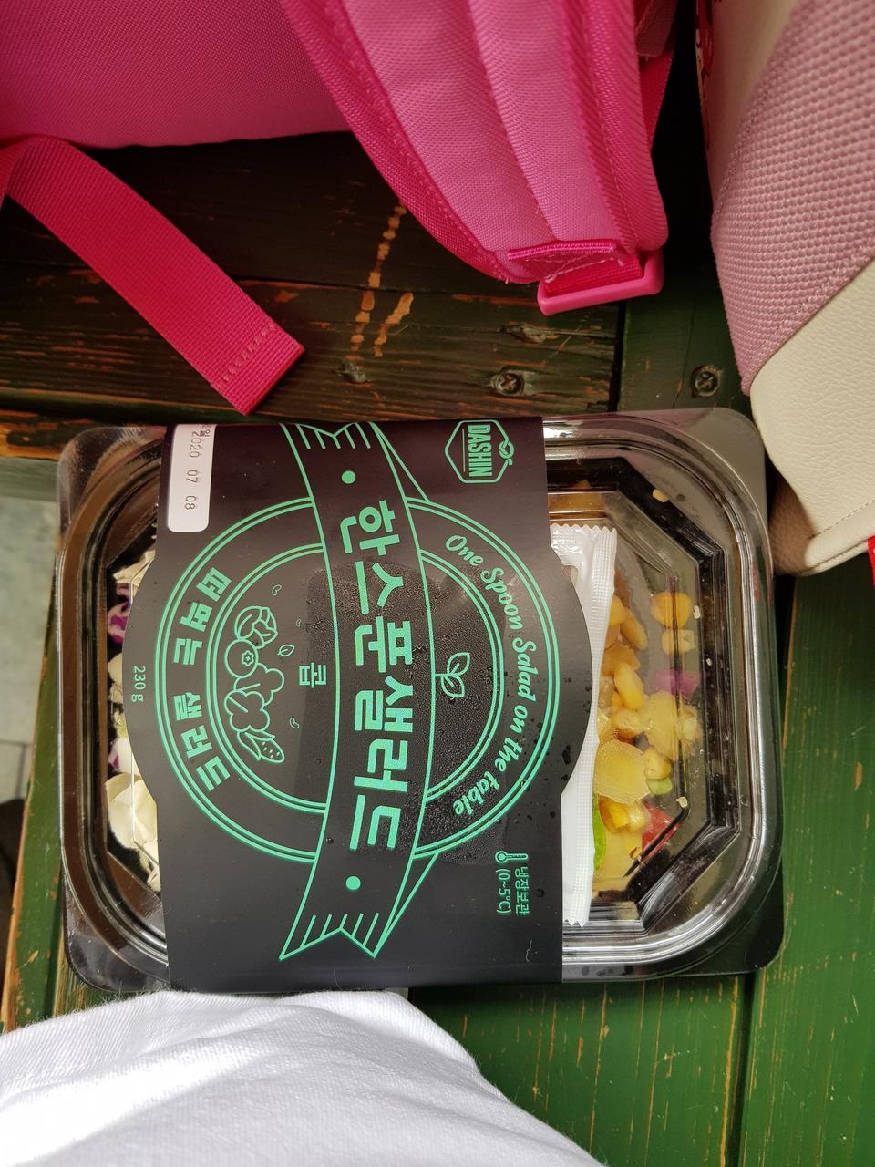 놀러갈때 가지고 다니기도 좋네요~드레싱은 좀 적게 뿌려먹어도 될듯해요~다이어트로 먹는건데 다 넣어서 먹...