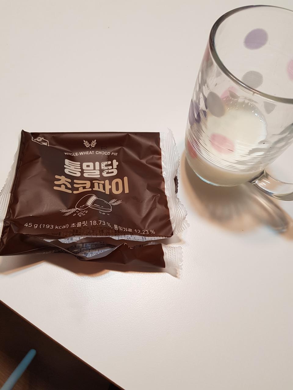 다이어트 중 통밀당 초코파이 우유나 커피랑 먹으니
살것 같아요 ㅎㅎㅎ