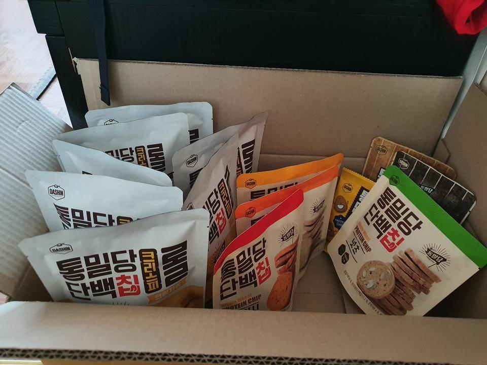 배송이 빨라요. 하루만에 받았어요.
맛은 다 먹어보지는 않았지만 크리스피 롤은 다른 브랜드에 비해 느끼하...