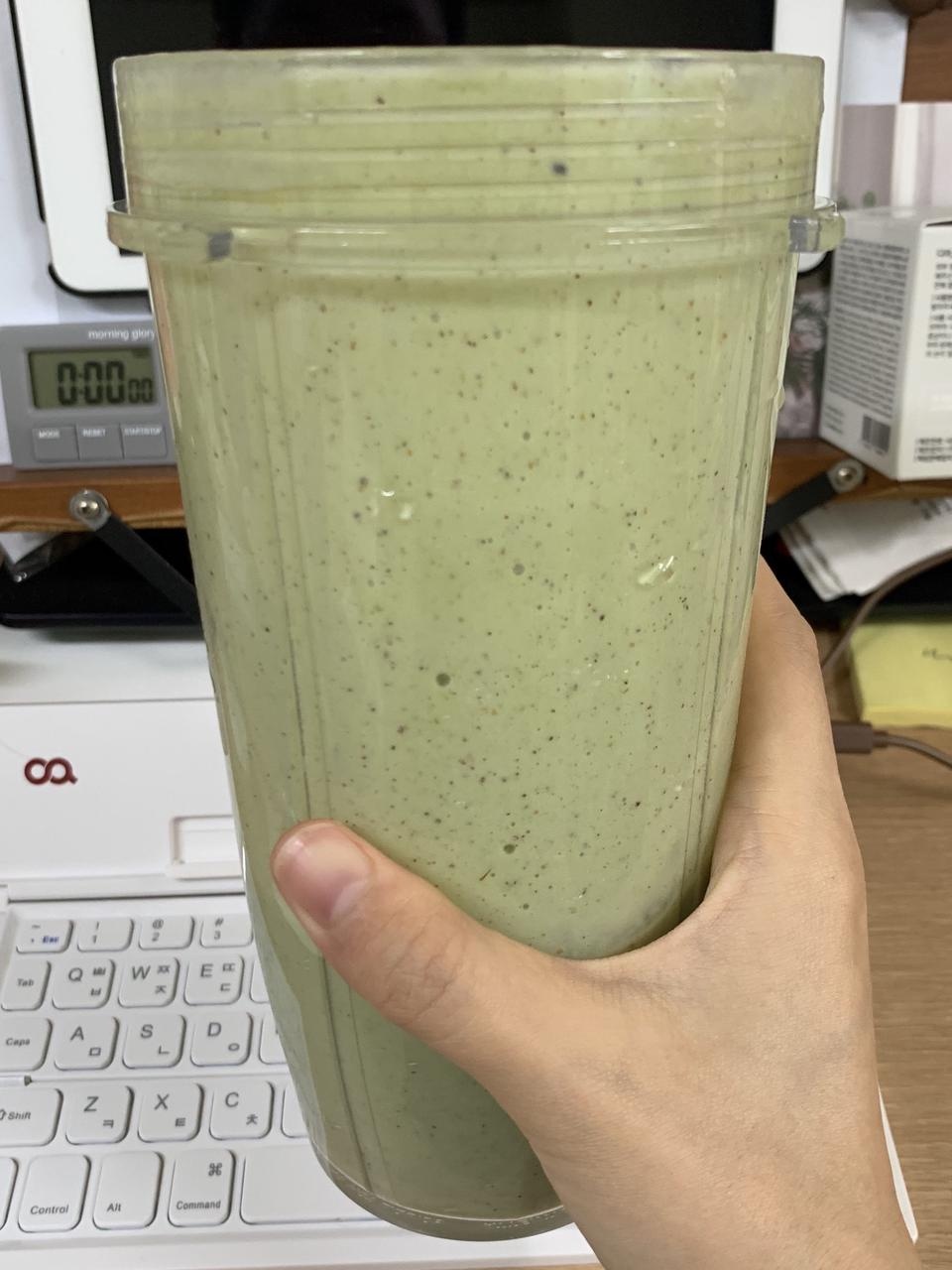 파프리카는 빼서 따로 먹고,
채소랑 두유랑 키위 넣어서 갈아 먹었어요.
아침 한끼로 딱 좋습니다!