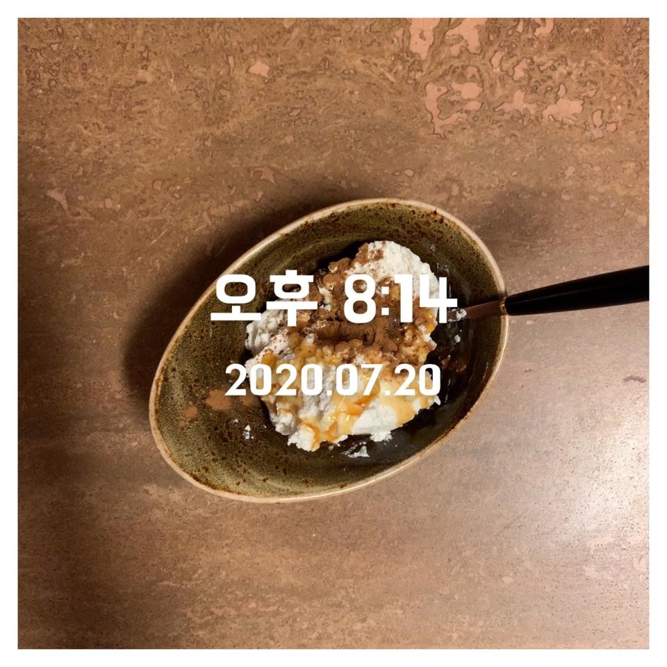 용기2개로 나눠오니 먹기도 보관하기도 편해요 꾸덕한 그릭요거트에요