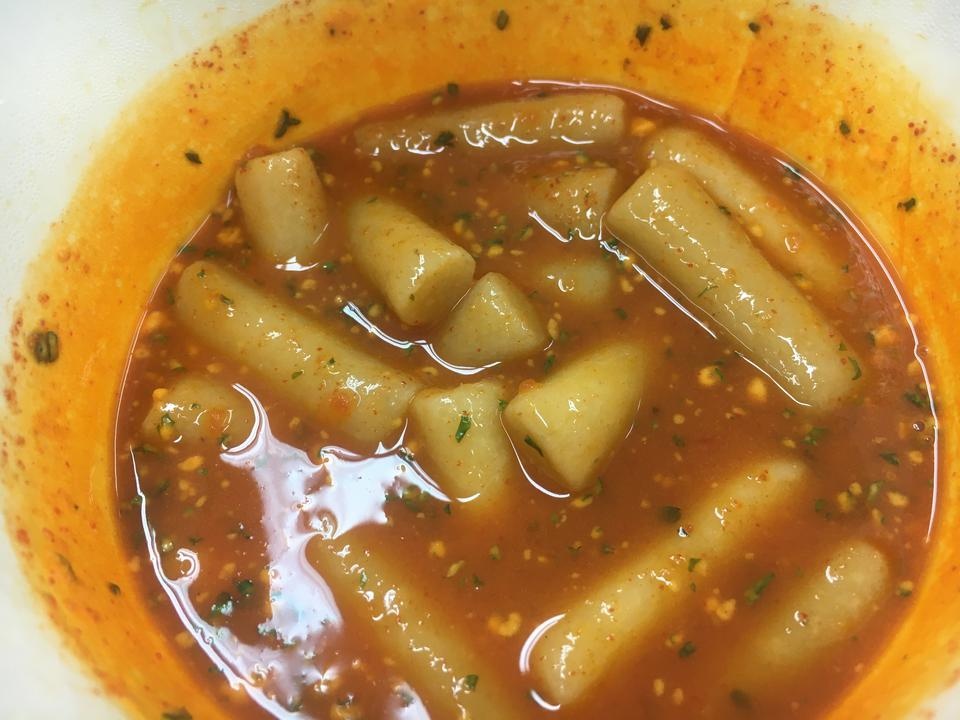 곤약 냄새도 안나고 일반 떡볶이보다 포만감도 맛도있어요!! 제 입맛에 매콤치즈는 까르보불닭볶음면보다 쪼...