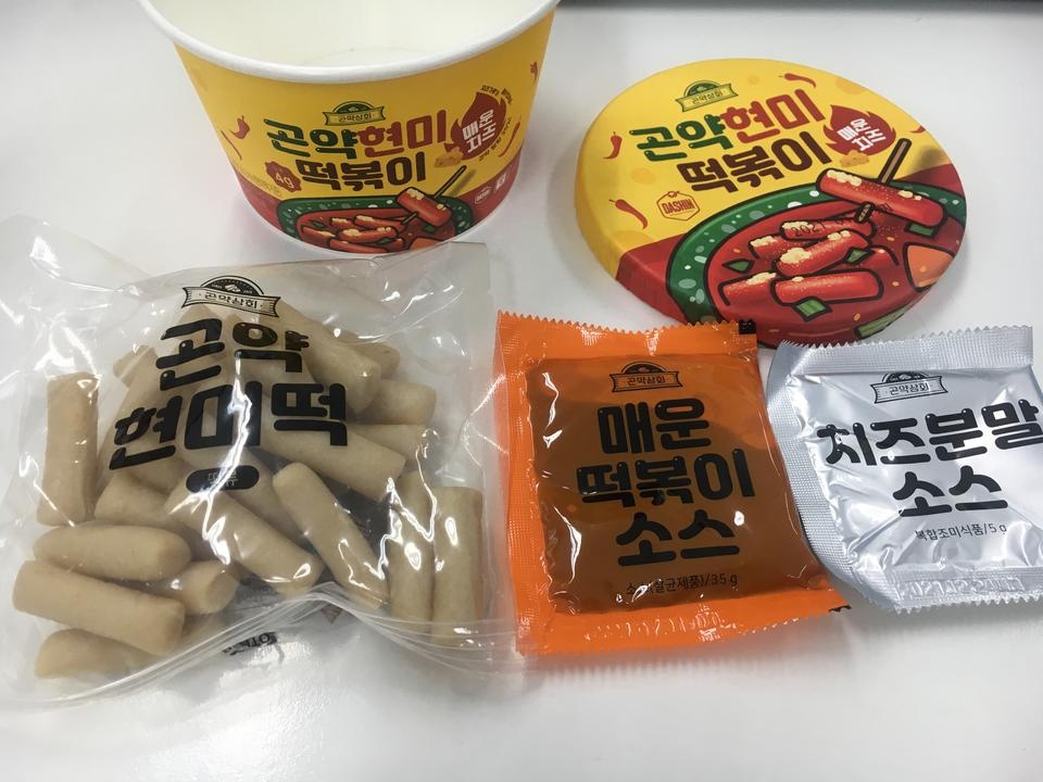 곤약 냄새도 안나고 일반 떡볶이보다 포만감도 맛도있어요!! 제 입맛에 매콤치즈는 까르보불닭볶음면보다 쪼...