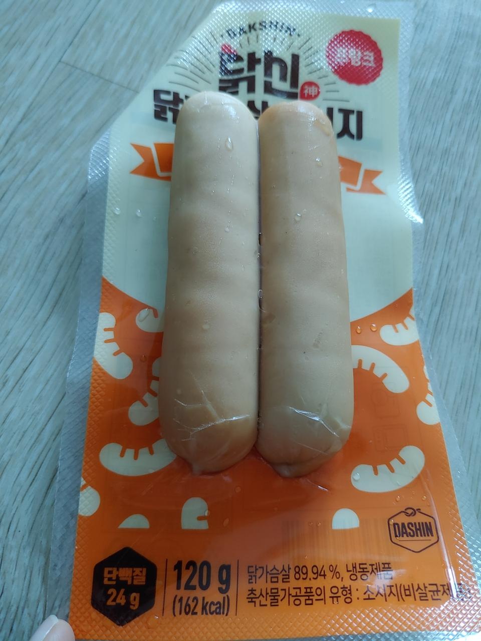 닭가슴살 소세지.. 먹기 간편하게 되어있어서 손이 자주갈꺼같애요 단백질 함량(24g)도 높고.
통밀당 컵피자...