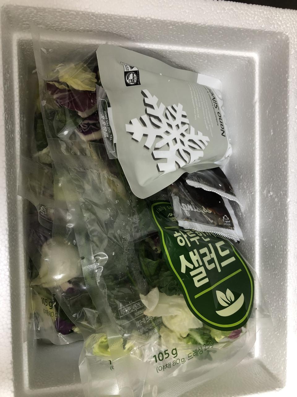 신선해 보여요 세진 않은거 같은데 드레싱 냄새가 좀 나는데 왜 그런지 모르겠지만 포장도 꼼꼼하고 조아용