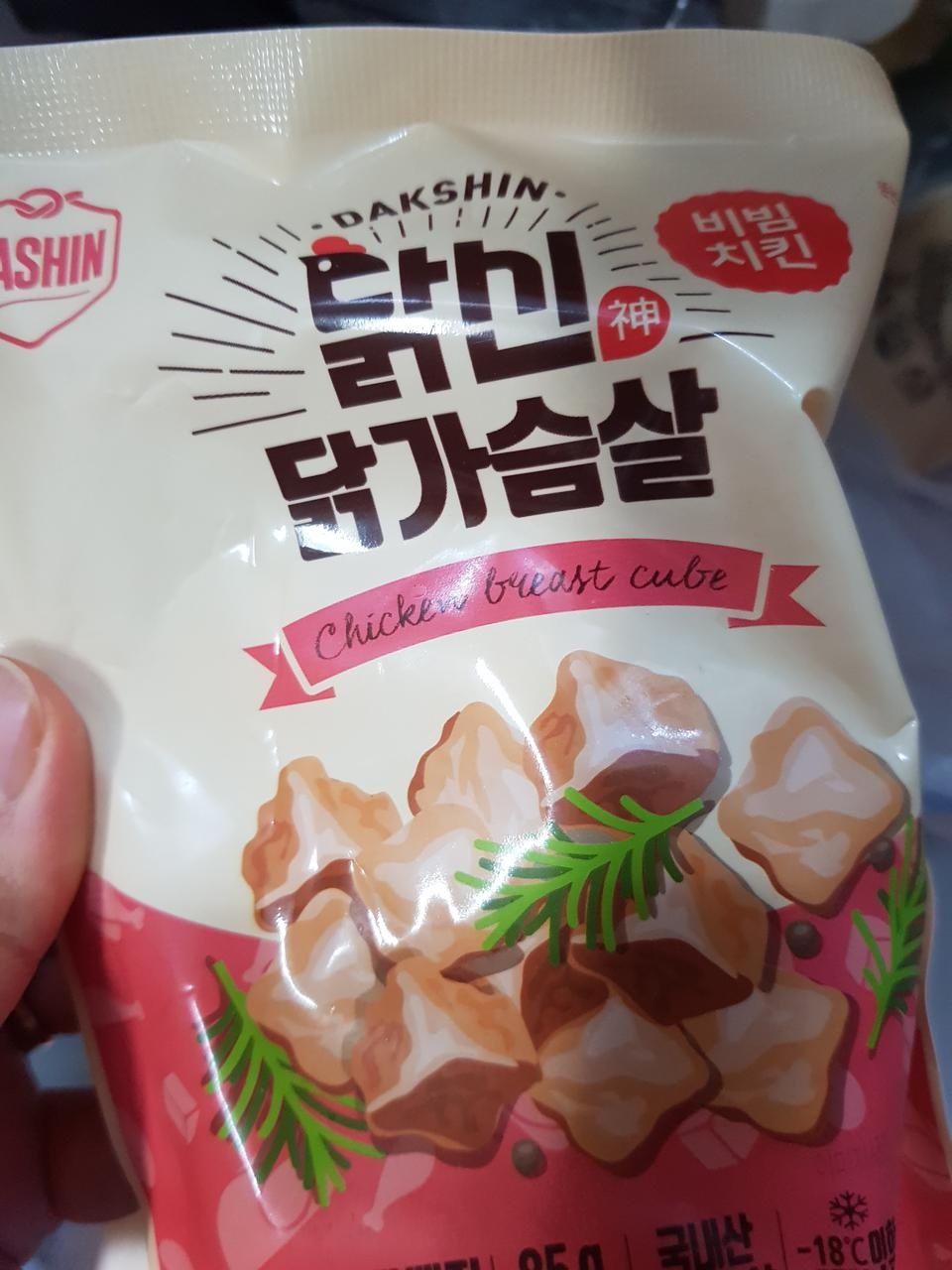 100칼로리밖에 안해서 다이어트할때 자주 먹어요. 닭가슴살 질릴때 먹어요. 비빔소스는 처음 받아봤는데 기...