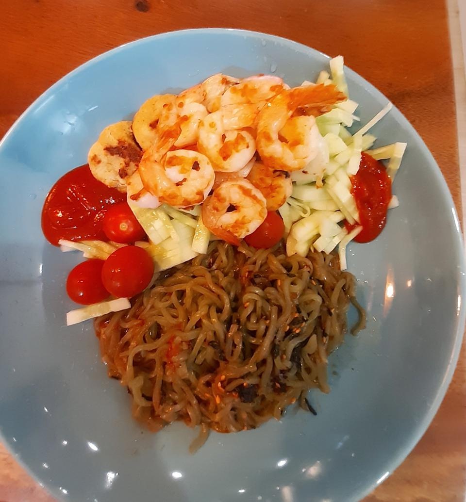곤약면을 씻고 물기를 많이 없애주면 더 맛나요