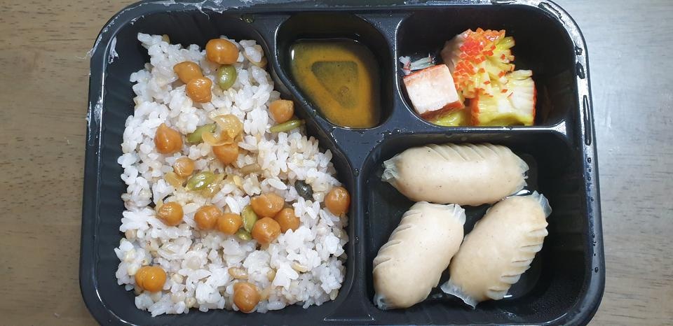 오늘 먹은 도시락이예요. 맛있었어요.