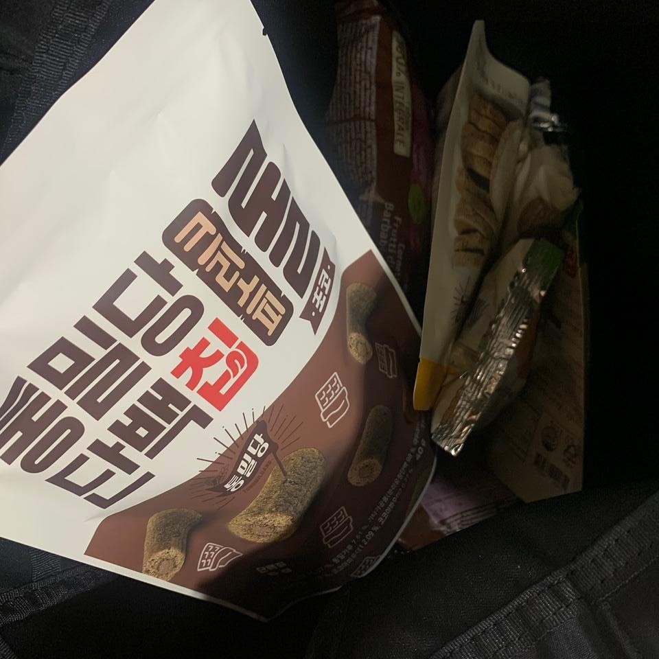 하나씩 먹어보는 중인데 단백질 쉐이크 뭉친 맛일꺼같아서 걱정했는데 그것보단 맛있네요~!