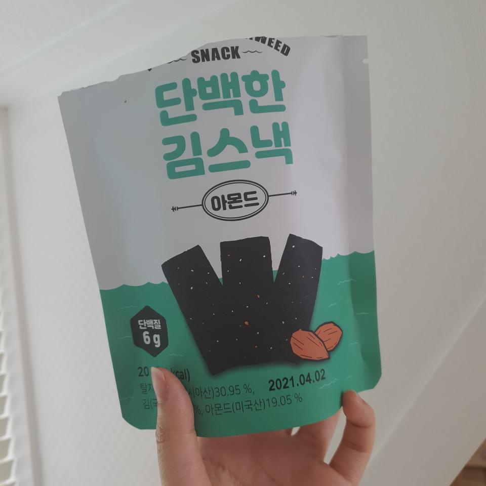 생각없이 먹기 좋아요ㅋㅋ 아몬드+김 그냥 딱 아는 맛인데 양도 많고 먹을만해여