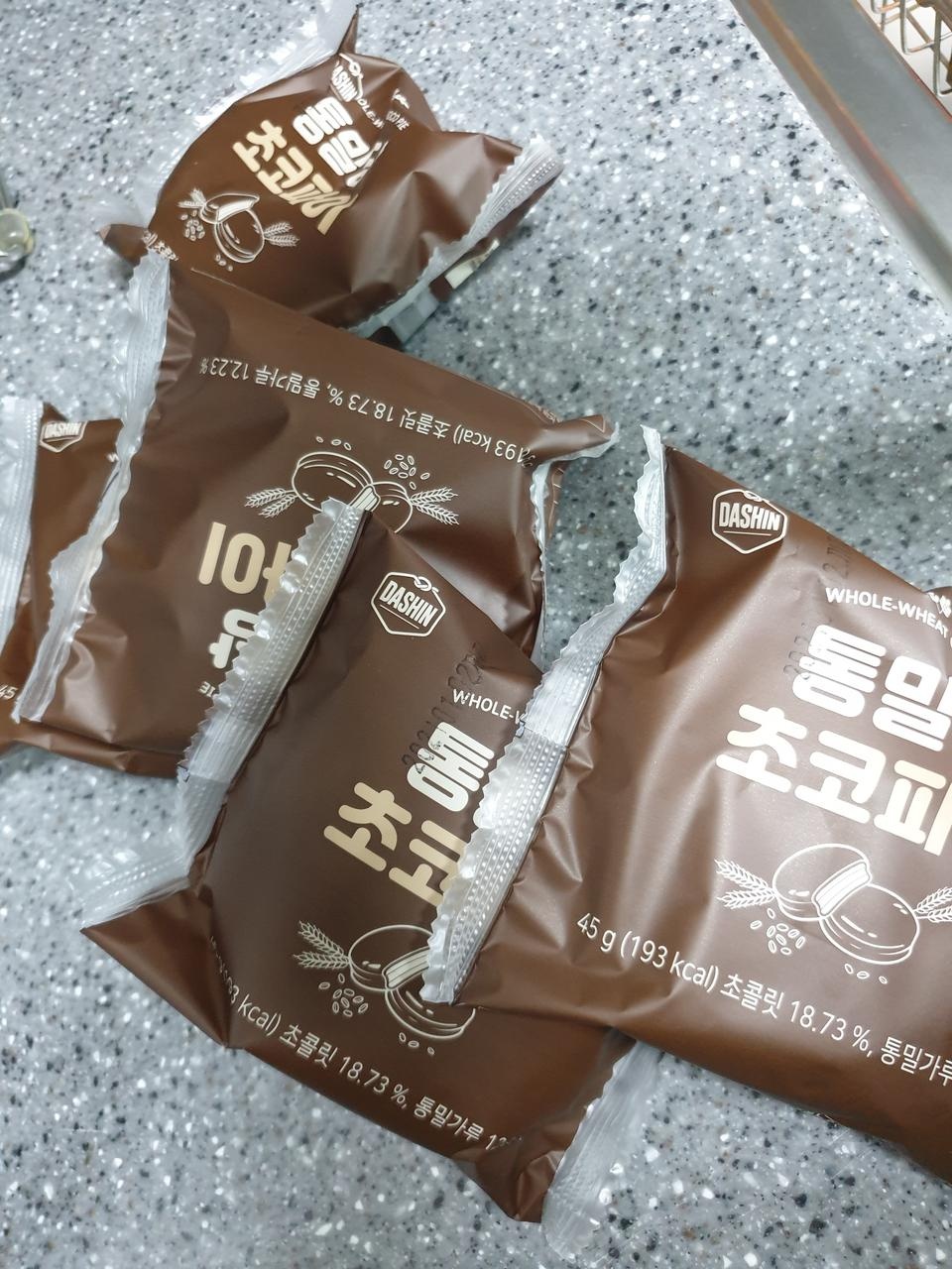 슈퍼에파는 초코파이보다는 많이 싱거운맛이지만
다이어트하시는분들 참기힘들때 가끔 드시면
좋을것 같습니...