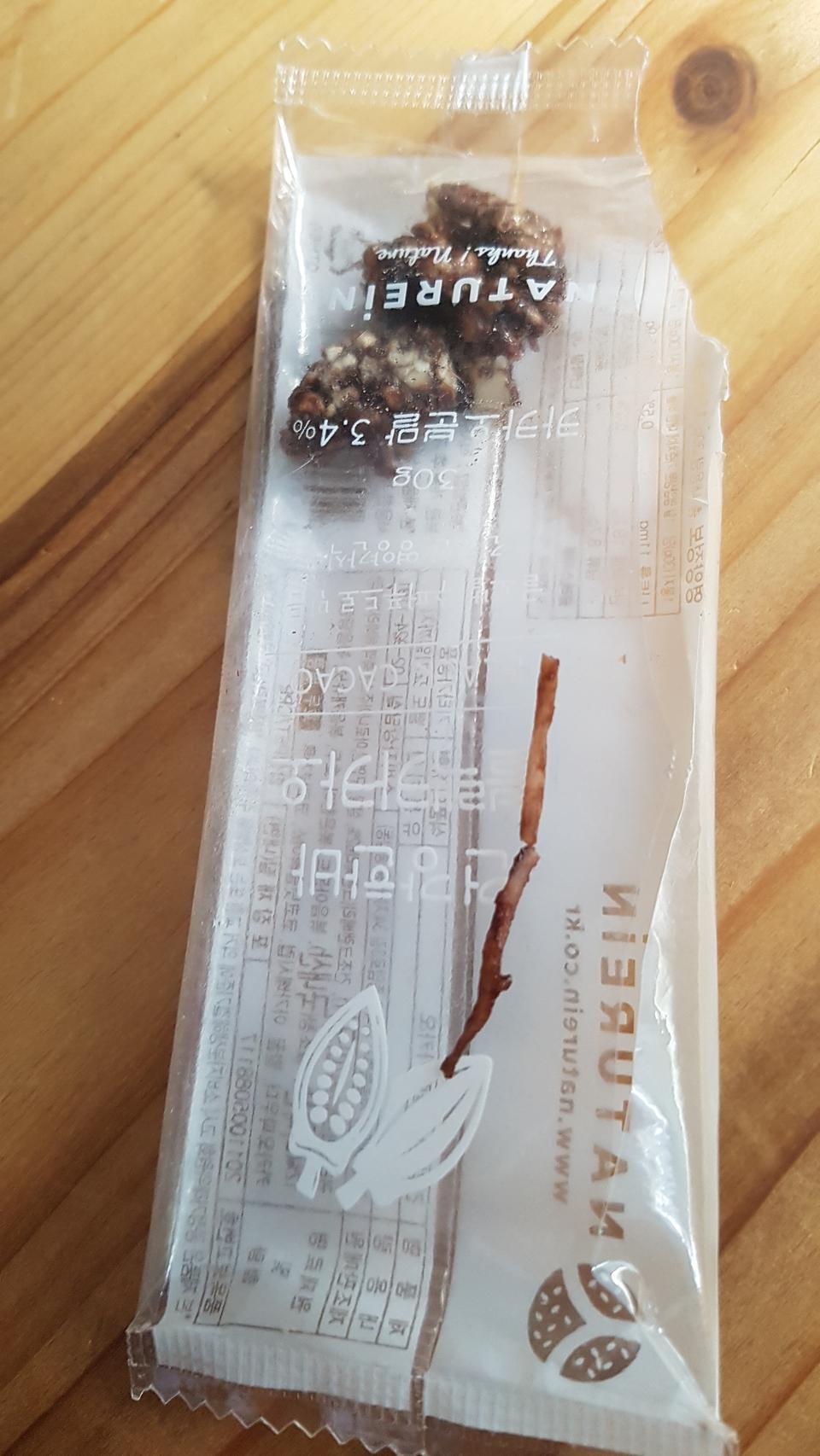 맛있어서 먹다보니 긴줄이 딸려나오더군요. 잡아당겨보니 끈어지더군요. 성분을 보니 코코넛슬라이스라는게 ...