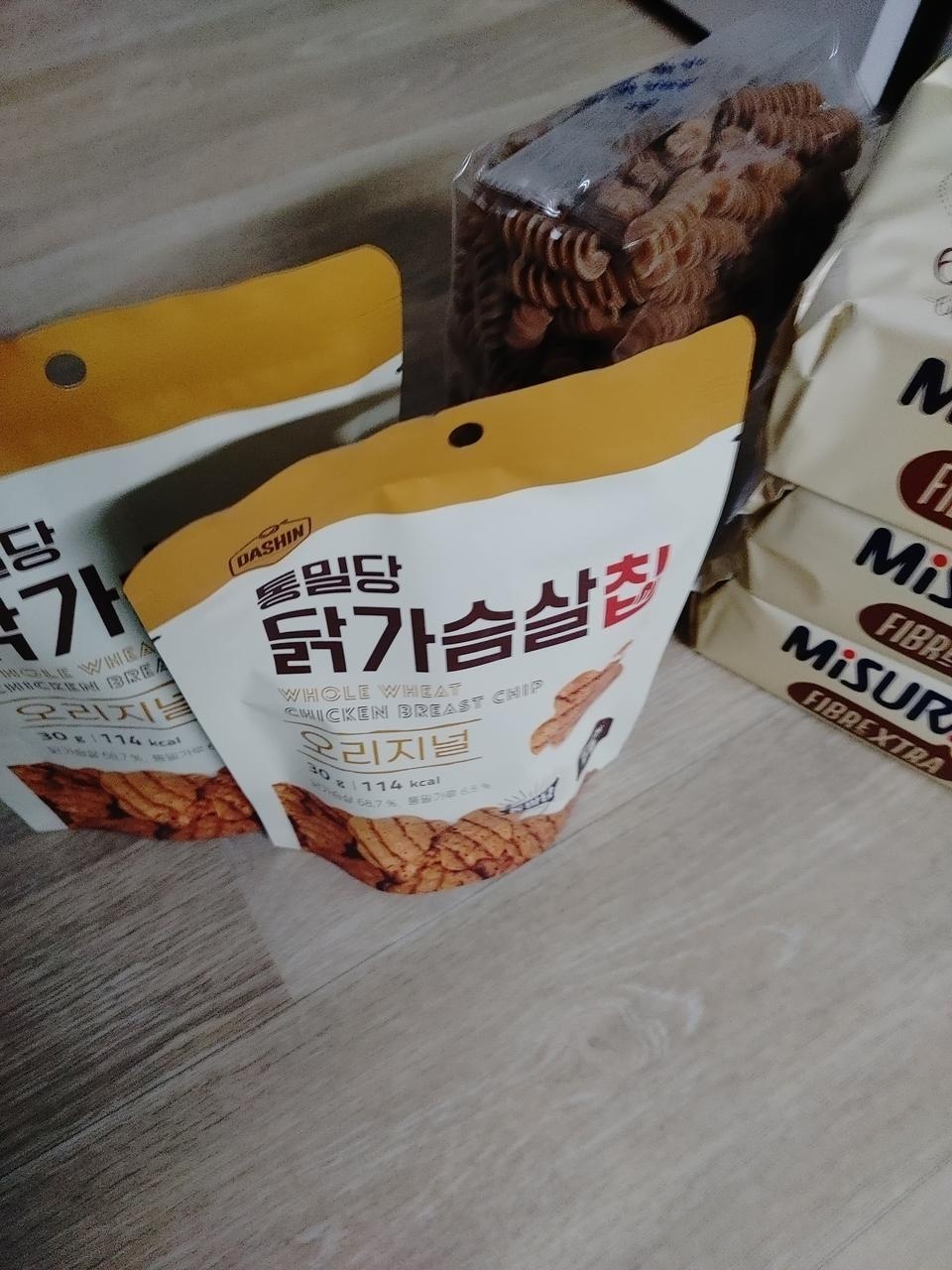 제 입엔 약간 매콤?!  한거 같아요 
그래서 더 맛있어요 ^^