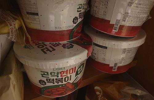 소스는 솔직히 좀 밍밍한데
떡이 정말 맛있네요
전 일반 떡볶이 떡보다 훠어어어얼씬 더 맘에 들어요 ㄷㄷ